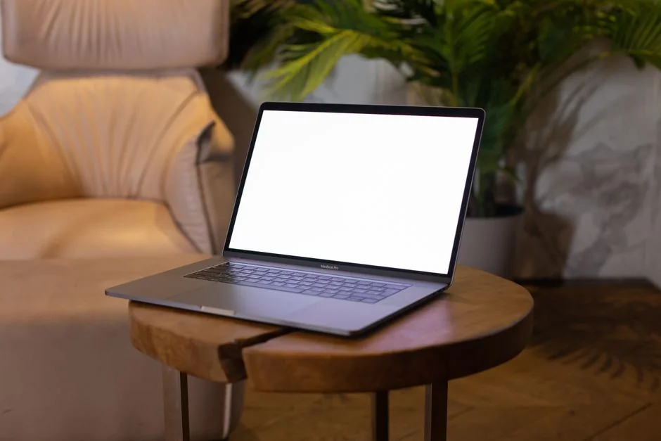 silver-imac-displaying-color-gradient-x335izxxfc